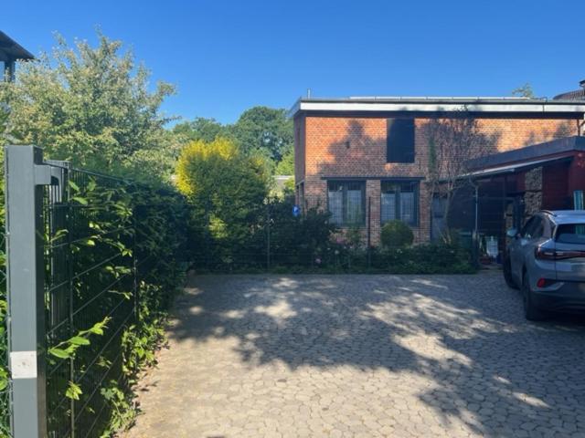 Fewo Mit 3 Sz, Direkte Innenstadtlage, Suedterrasse, Parkplatz Auf Dem Eigenem Privatgrundstueck, 2X E-Bike Und E-Autoladesaeule Inklusive, Konzertkirche, Schauspielhaus, Fh, Jahnsportforum Sowie Der Tollensesee Sind Fusslaeufig In Ein Paar Minuten E Neubrandenburg Esterno foto